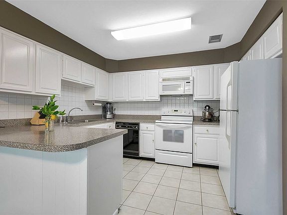 5th image of 27 Derby Ct