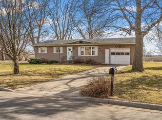 90 10th St SE, Wells, MN 56097