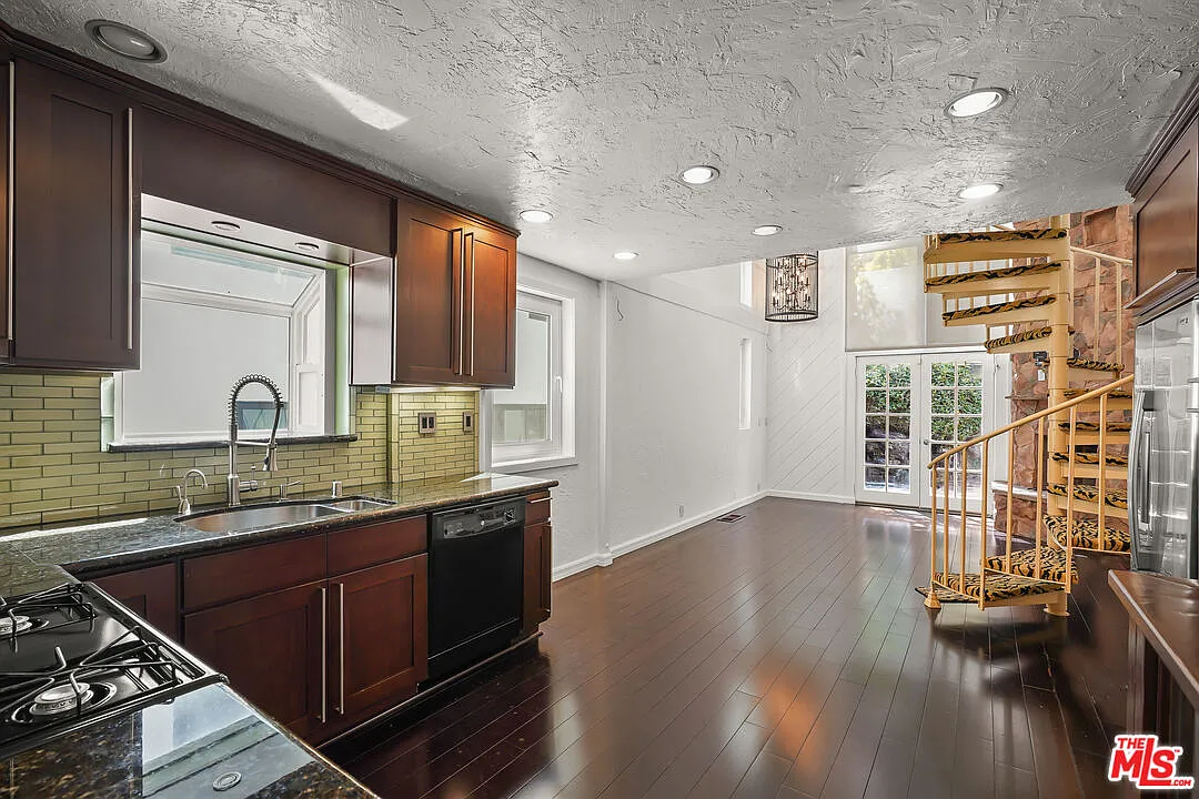 2 bed, 2.0 bath, 1290 sqft, $5,000 — Photo 2
