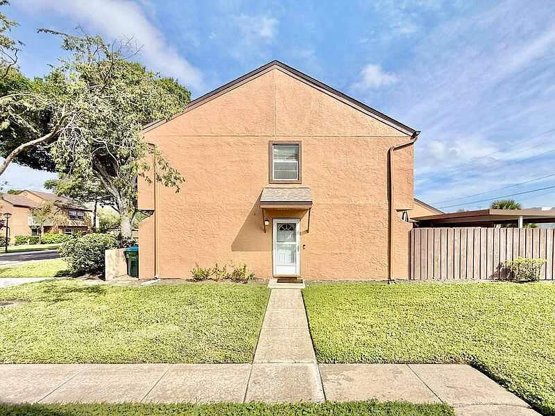 3 bed, 2.0 bath, 1182 sqft, $2,050 — Photo 2