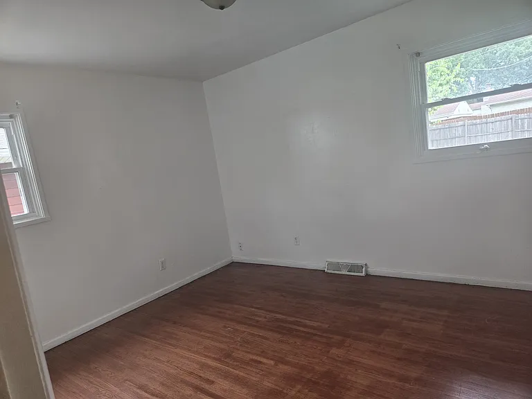 8208 N Knoxville Ave — Photo 12