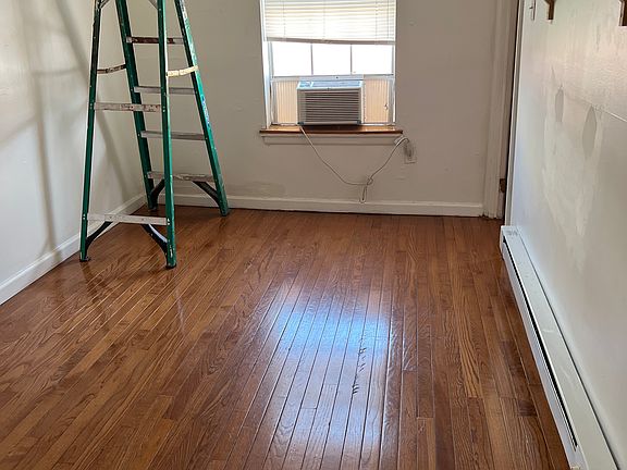 5th image of 254 S 10th St APT 3