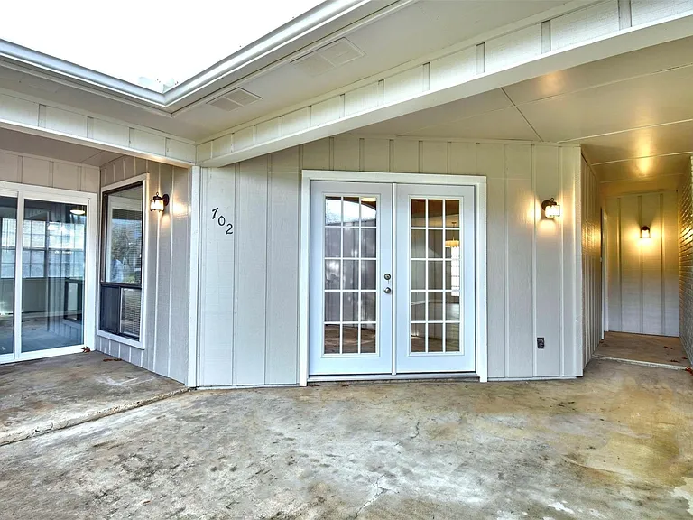 702 S Chappell Hill St — Photo 2