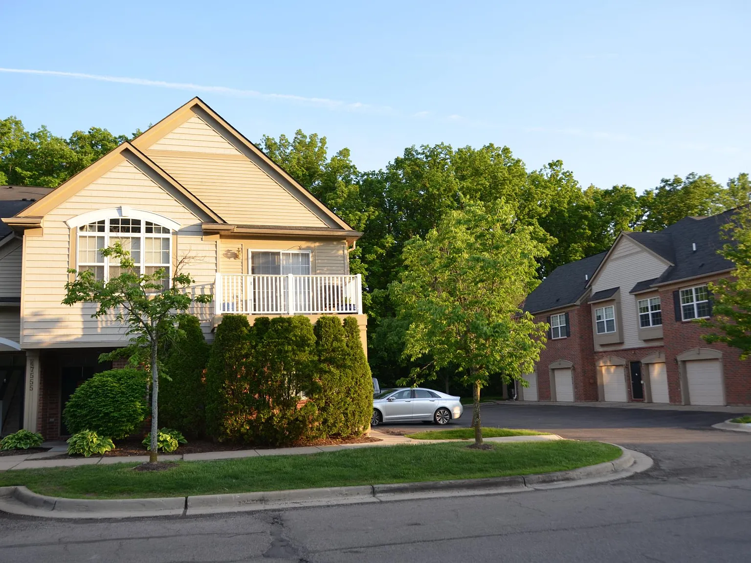 2 bed, 2.5 bath, 1669 sqft, $1,950 — Photo 2