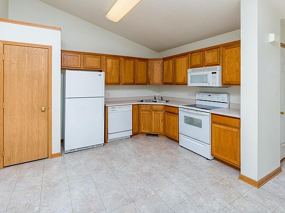 Spacious kitchen, all appliances included, pantry closet, vaulted ceilings, open floorplan.