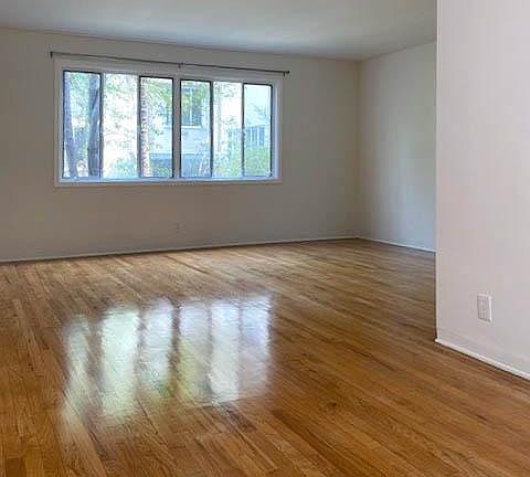 3rd image of 152 San Vicente Blvd #10
