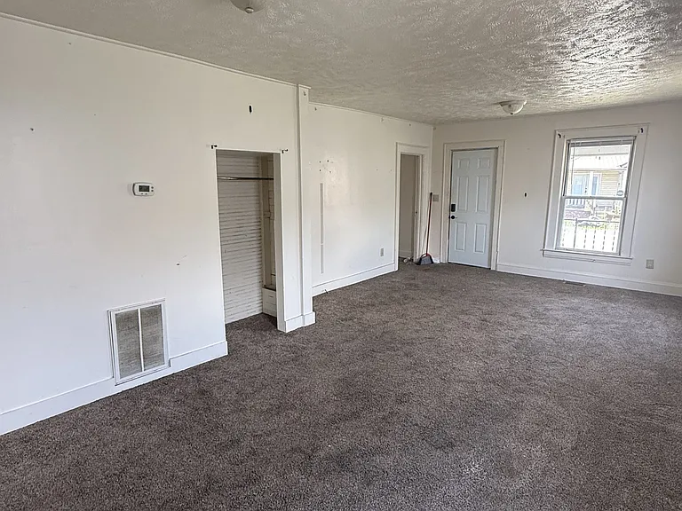 426 21st St W — Photo 15