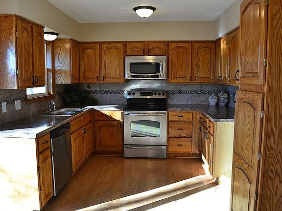3rd image of 1120 Victoria Dr