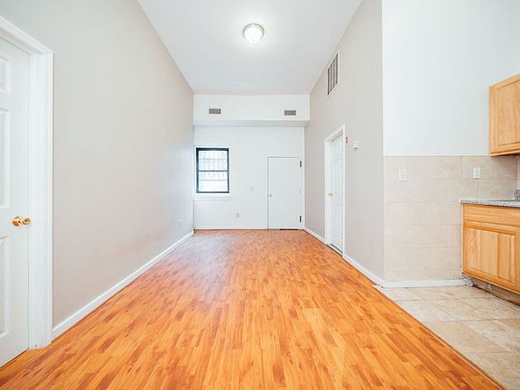 3rd image of 926 Fulton St Ste A