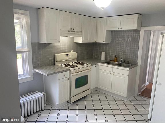 3rd image of 3948 Mary St