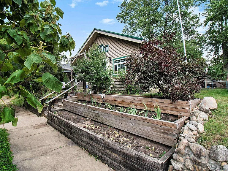 1334 College St — Photo 24