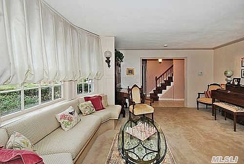 3rd image of 15 Gwendale Ln