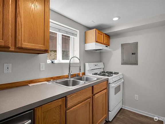 3rd image of 4327 4th Ave NE #B