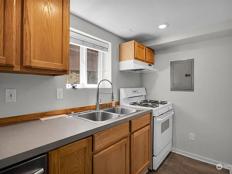 4327 4th Ave NE #B — Photo 3