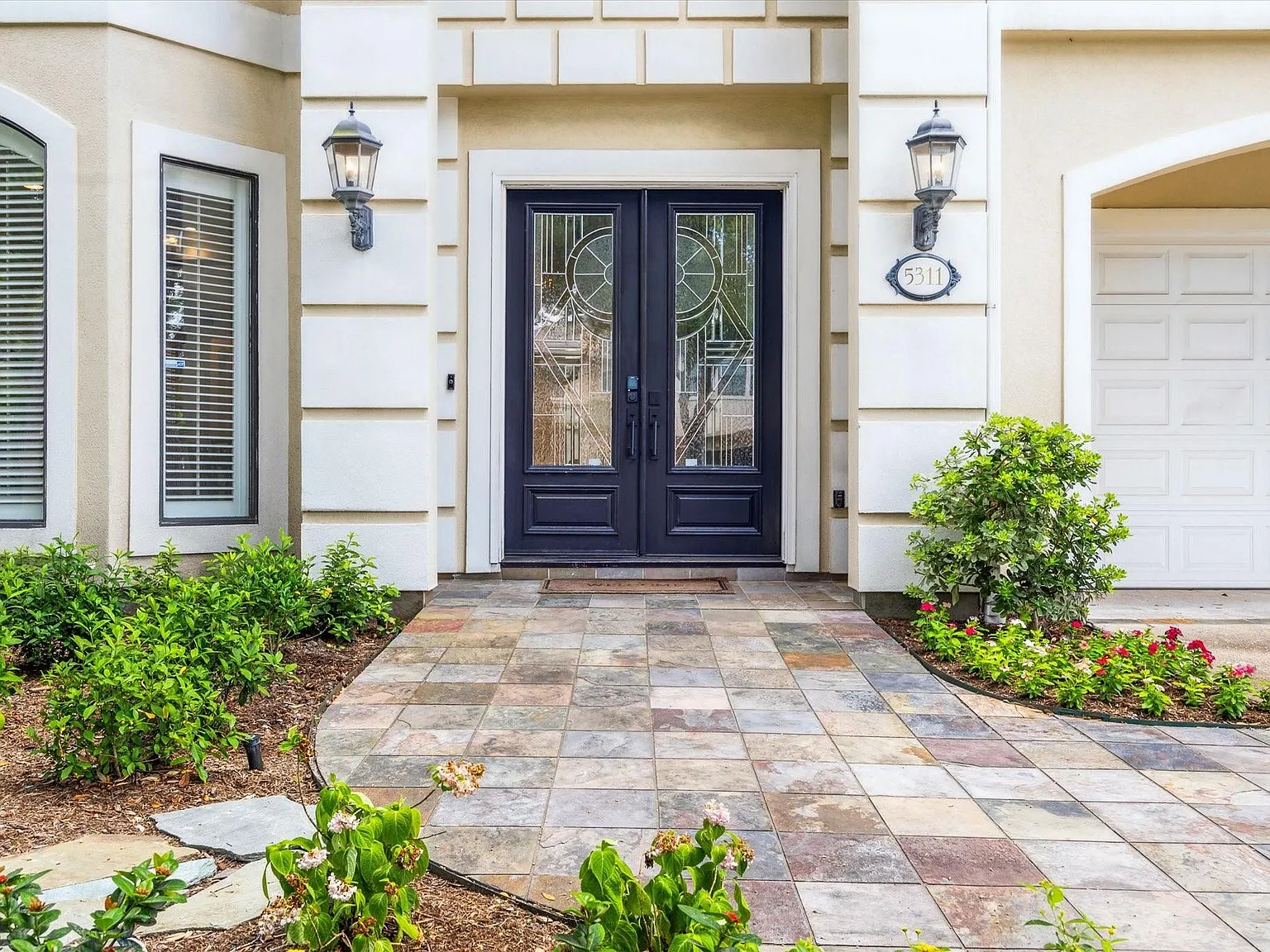 5 bed, 5.0 bath, 4872 sqft, $7,250 — Photo 3