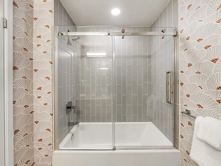 88 Bathurst St — Photo 40