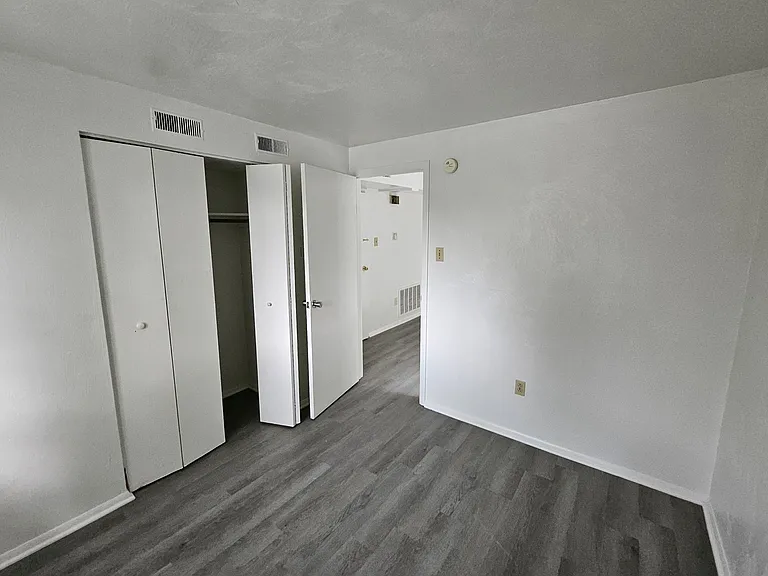 1023 Wallace Ave #4 — Photo 3