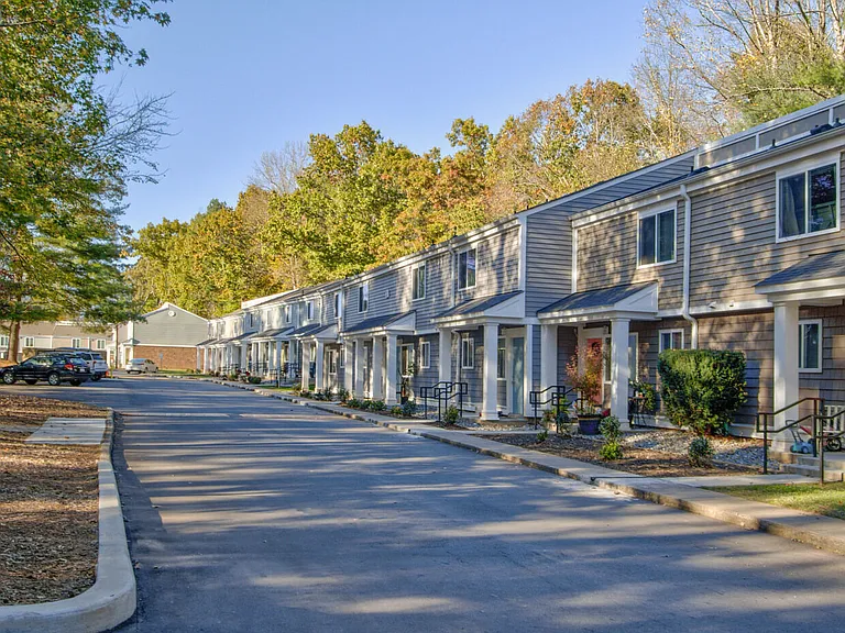 Ledgewood Village — Photo 9