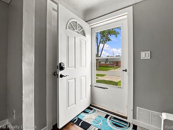 4th image of 29435 Spoon Ave