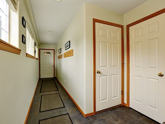 5th image of 2621 A Marine Ave SW