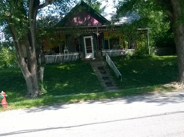 135 N 16th St, Lexington, MO 64067