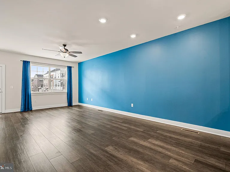 127 Gaslight Aly — Photo 7