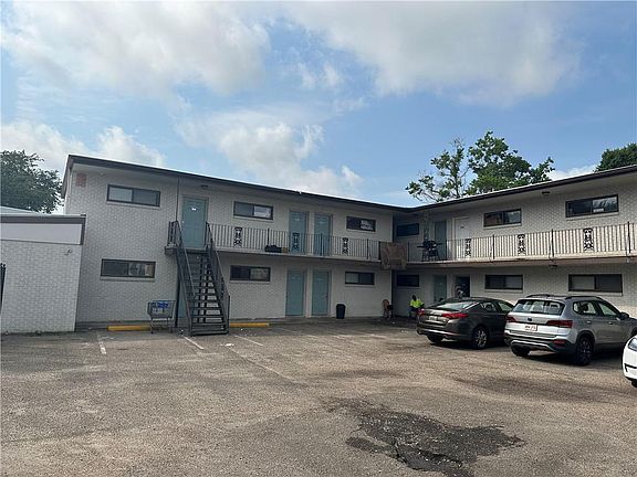 4th image of 1828 Washington Ave