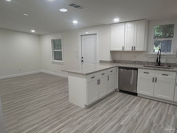 2nd image of 916 Brookhills Dr