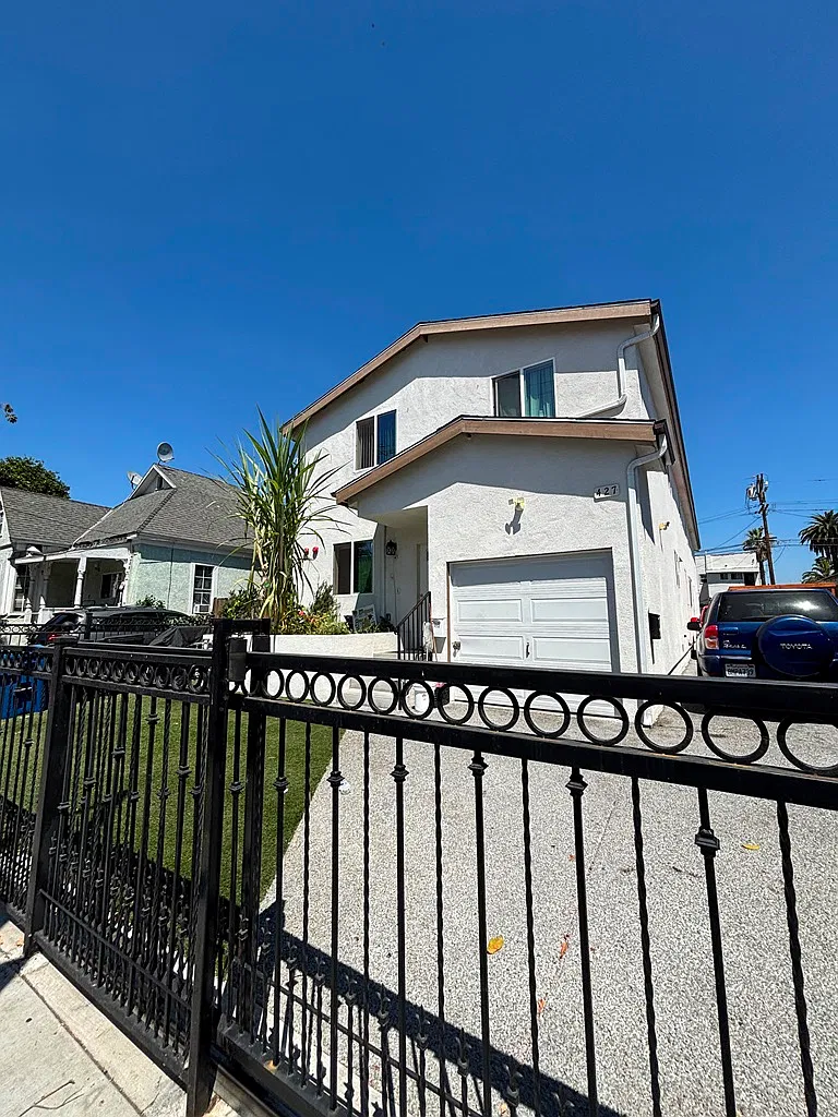 6 bed, 1857 sqft, $4,400 — Photo 1
