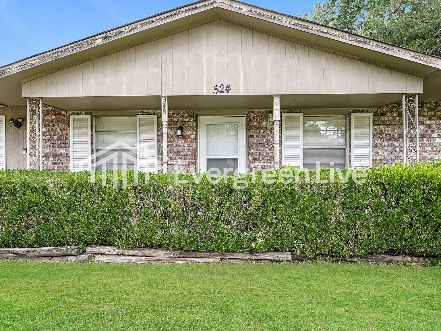 3 bed, 1.5 bath, 1306 sqft, $1,095 — Photo 1