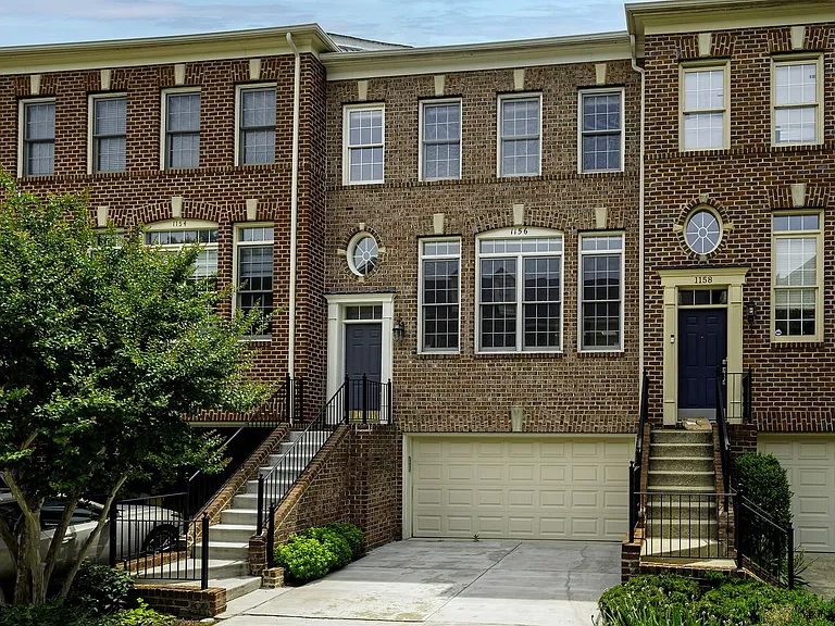 1156 Regal Oak Dr — Photo 1