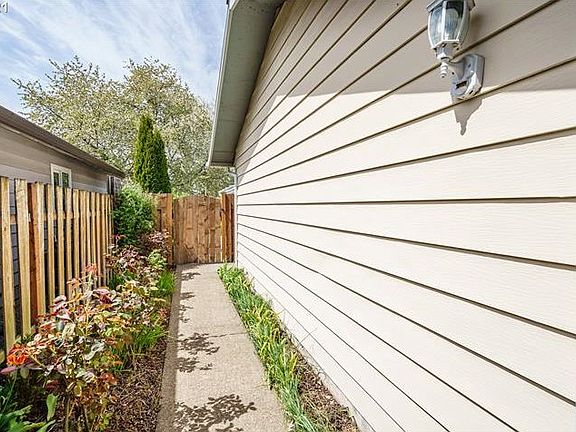 4th image of 1843 NE Barberry Dr