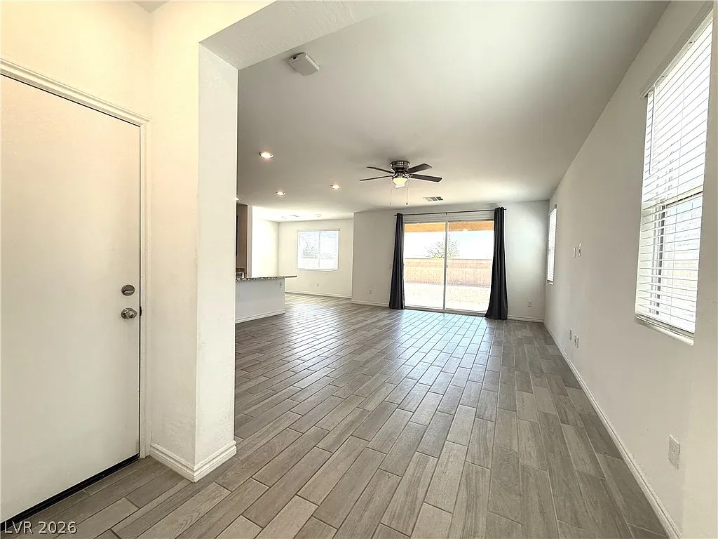 3 bed, 2.5 bath, 1966 sqft, $2,200 — Photo 4