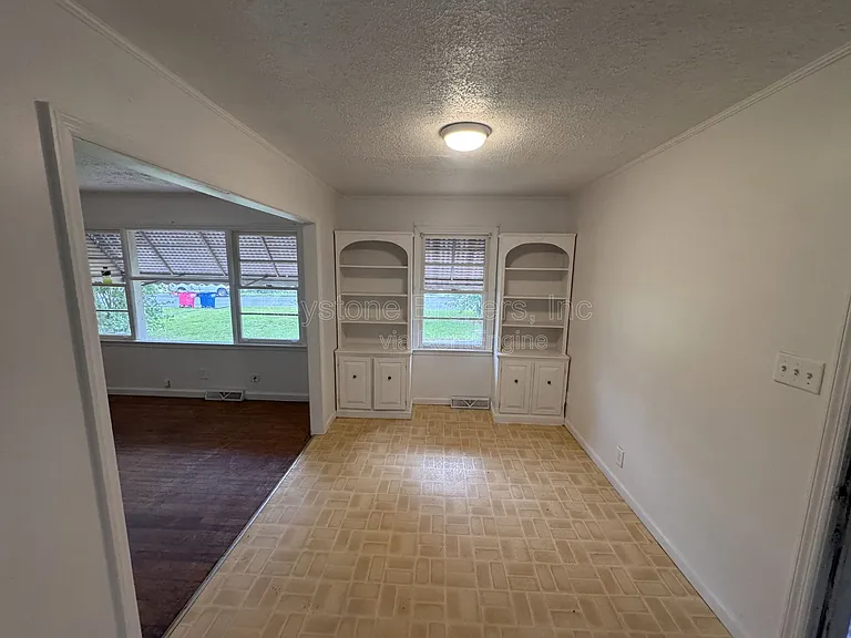 2106 Knightsbridge Rd — Photo 4