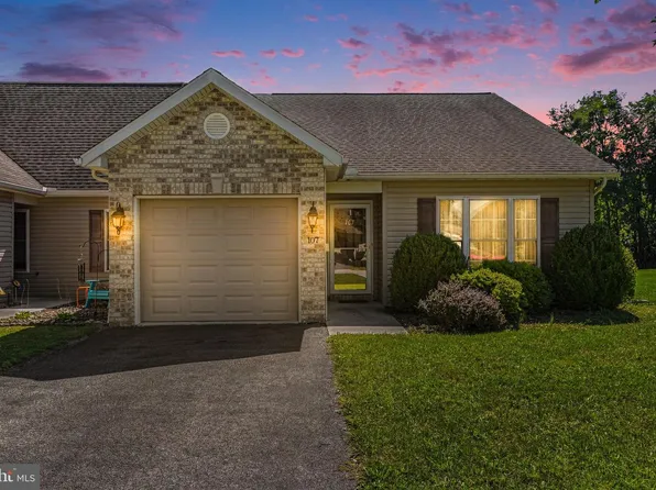107 Touchstone Dr, Carlisle, PA 17015