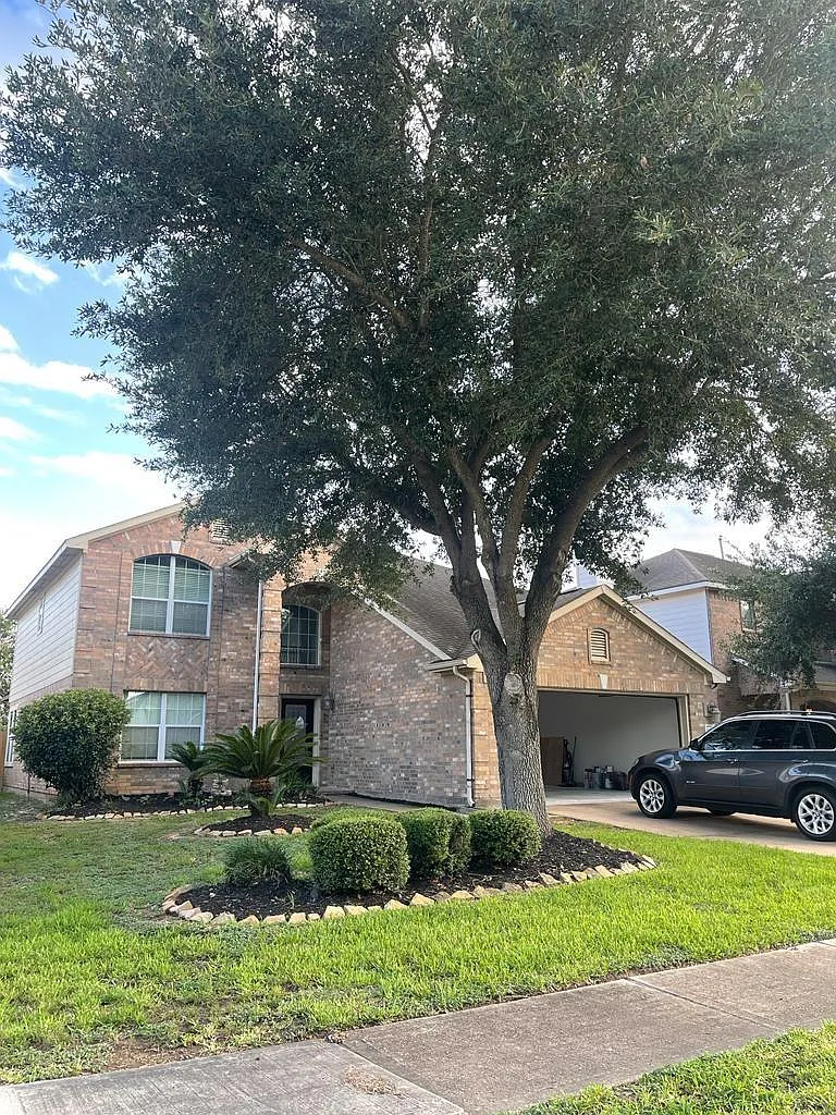 4 bed, 2.5 bath, 2300 sqft, $2,400 — Photo 2