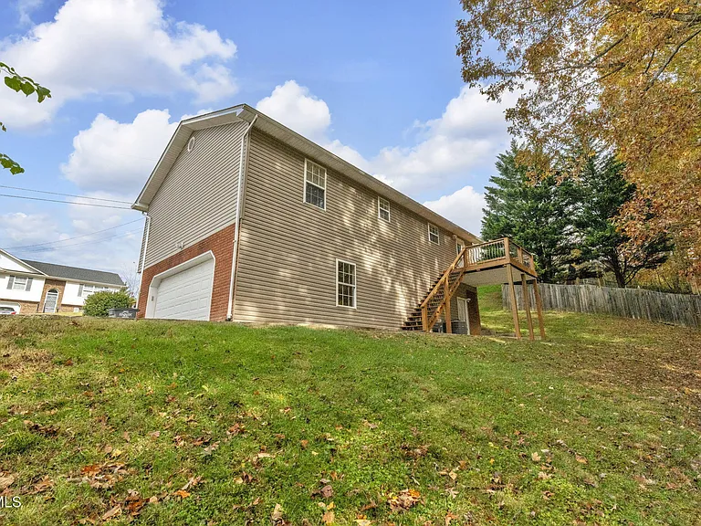 1125 Faye St — Photo 36