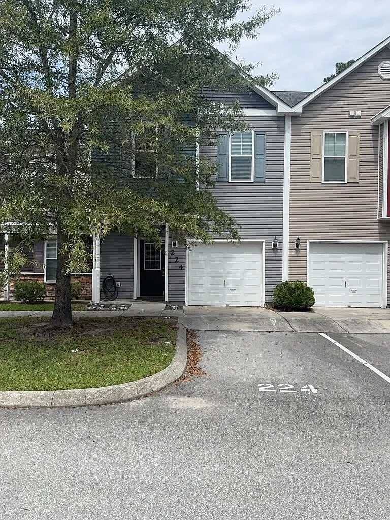 3 bed, 2.5 bath, 1600 sqft, $1,550 — Photo 1