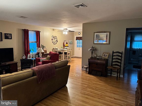 3rd image of 37 Kingston Way