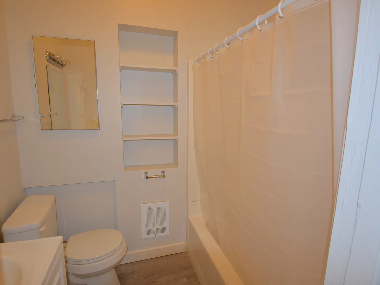 2 bed, 1040 sqft, $2,500 — Photo 4