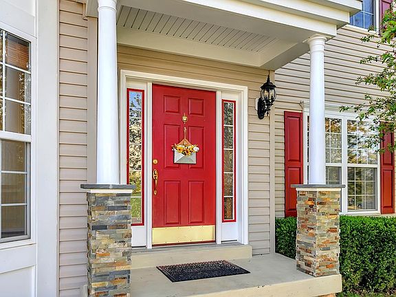 3rd image of 863 Lakeland Ct