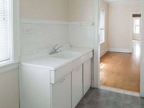 2nd image of 2204 1/2 W Foster Ave #3
