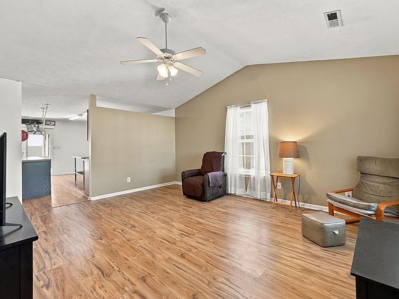 4th image of 301 Sean River Rd.