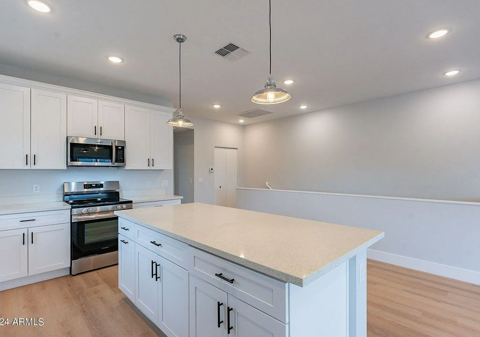 Luxury Townhome With Private Yard & Mountain Views - Enjoy 2 Months Free! — Photo 4