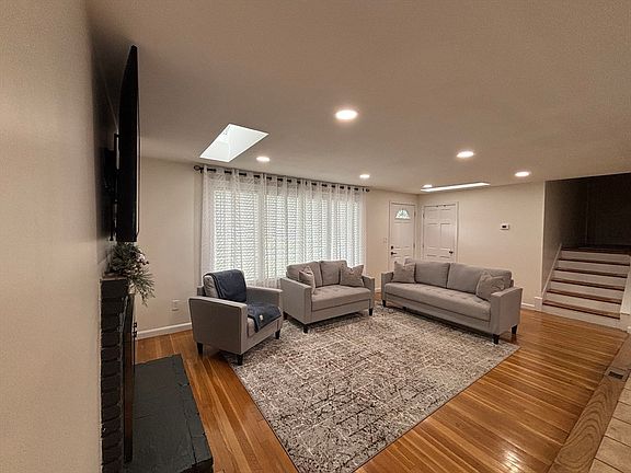 5th image of 124 Belmont St
