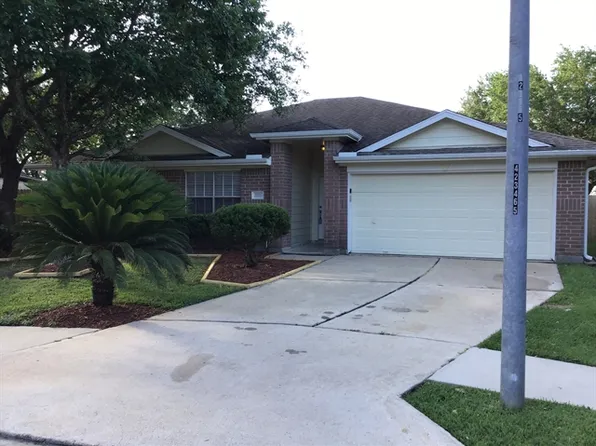 1703 Oak Valley Dr, Kemah, TX 77565