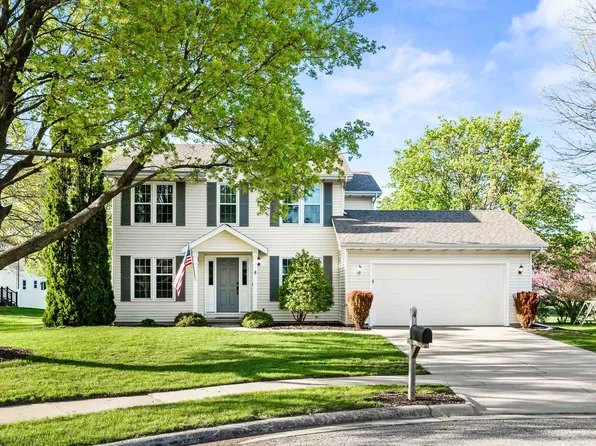 4 Tees Ct, Bloomington, IL 61704