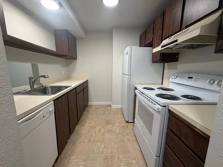Carlynn Apartments — Photo 3