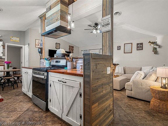 4th image of 203 Amherst Cir