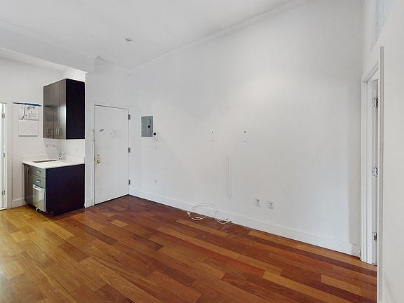 3rd image of 118 E 4th St APT 21